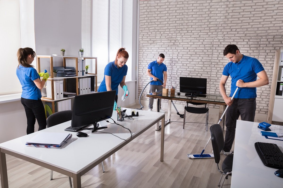 مكتب الرياض للاستقدام Workers-cleaning-an-office